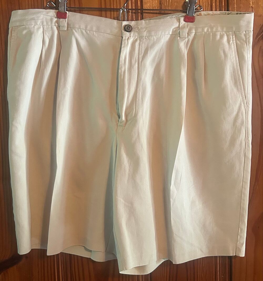 Tommy Bahama Men’s Silk khaki pleated shorts 10” minimalist resort wear size 42